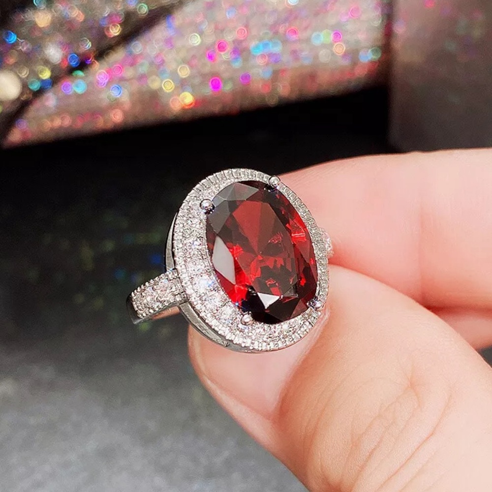 Ruby round cut ring